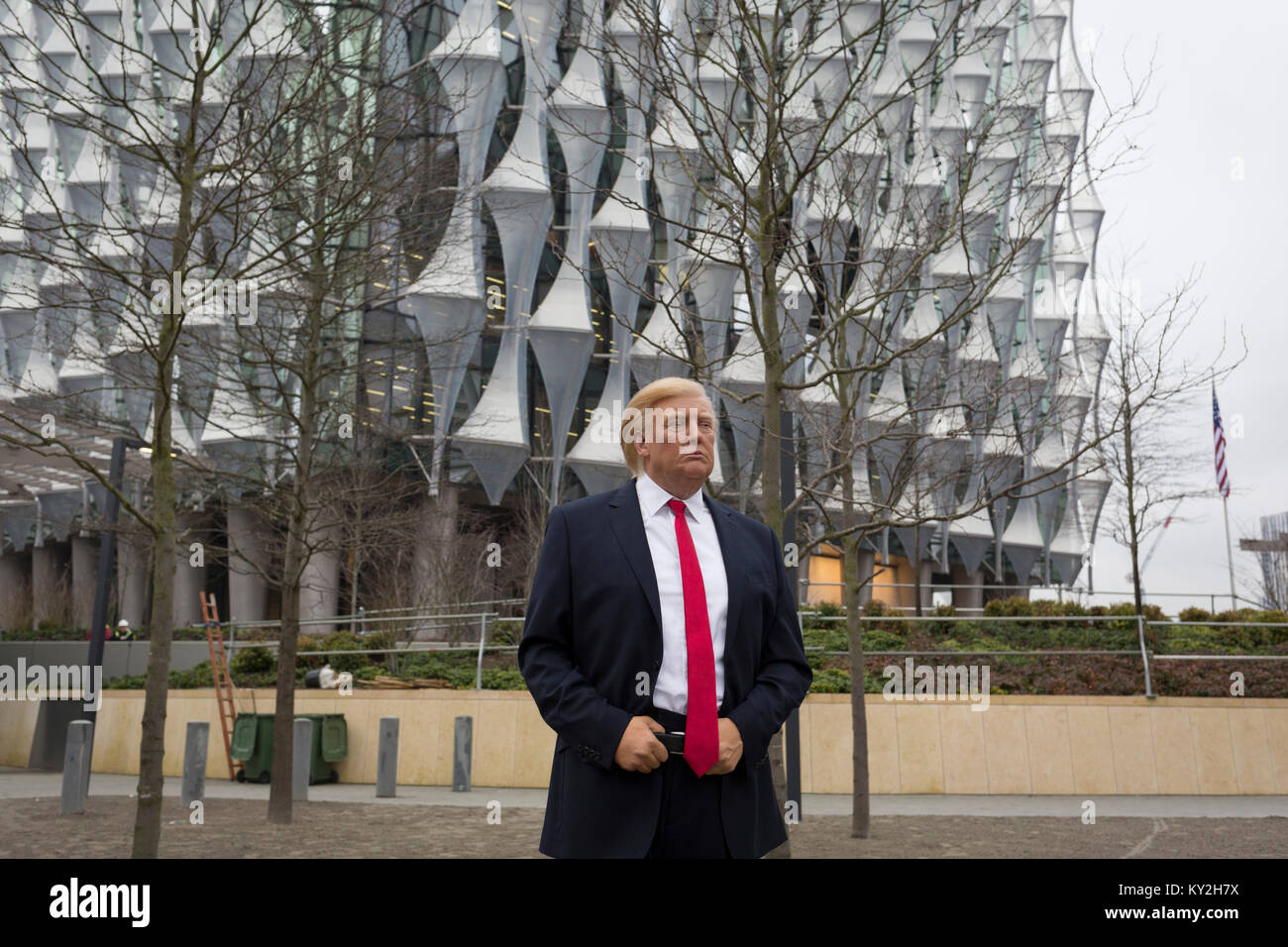 Londra, 12 Gennaio 2018: Il waxwork di Donald Trump si erge davanti all'Ambasciata degli Stati Uniti a Nine Elms nel sud di Londra il giorno quando il Presidente ha annunciato su Twitter, il suo rifiuto di visitare Londra e aprire il nuovo stato locali dopo la sua storica spostarsi da Grosvenor Square, a Londra, in Inghilterra. Il waxwork è di proprietà di Madame Tussauds e ha preso un team di 20 artisti 4 mesi per creare, andando sul display il giorno del suo innauguration nel 2017. Esso è valutato a £150.000. Foto di Richard Baker / Alamy Live News Foto Stock