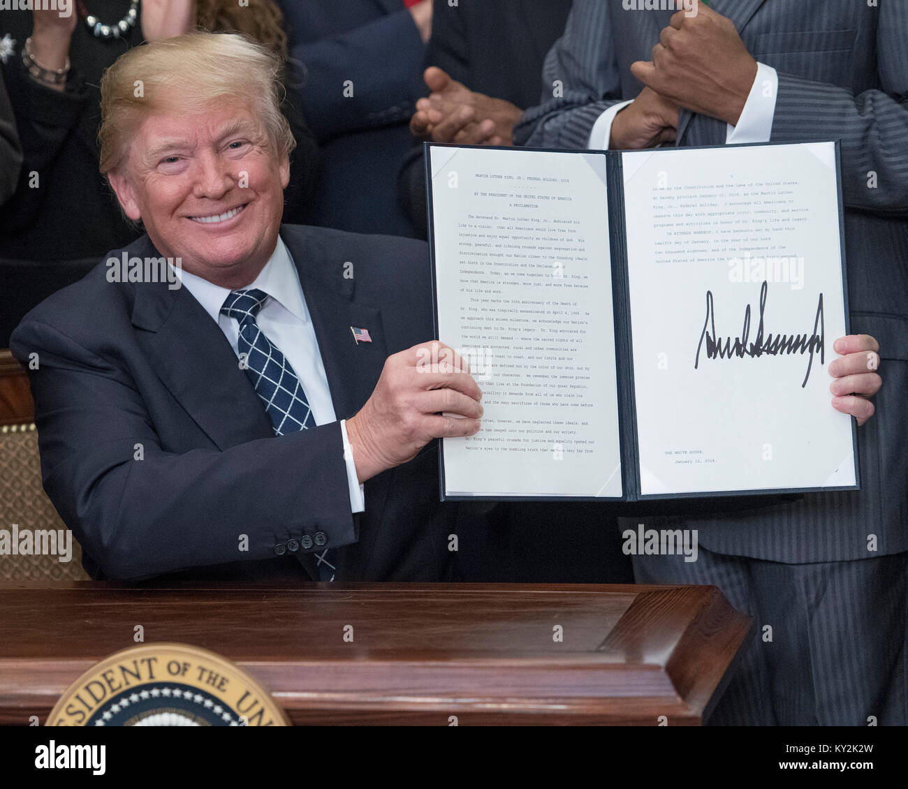 Il Presidente degli Stati Uniti, Trump segni una proclamazione di onorare il Dr Martin Luther King Jr. giorno nella sala Roosevelt della Casa Bianca di Washington, DC il Venerdì, 12 gennaio 2018. Credito: Ron Sachs/CNP /MediaPunch Foto Stock