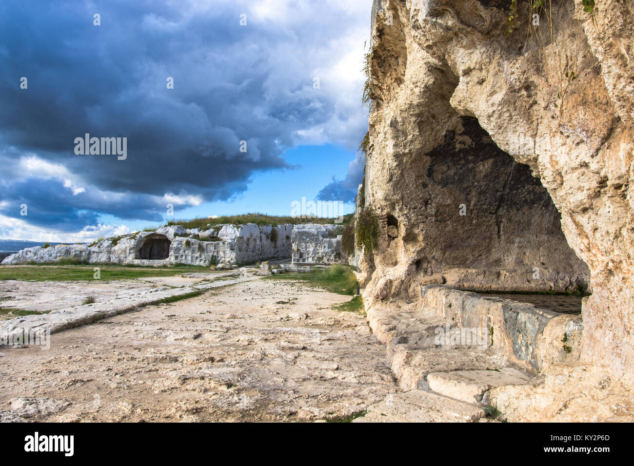 La Via dei Sepolcri all'interno del teatro greco di Siracusa Foto Stock