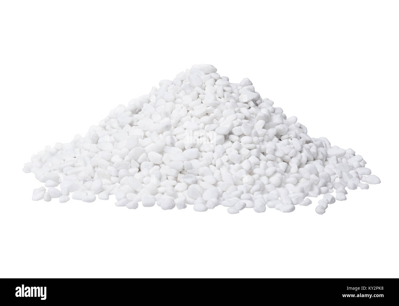 Pila di bianca roccia naturale su sfondo bianco. Foto Stock