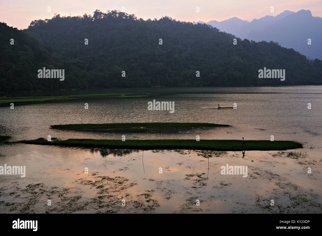 Tramonto a Ba essere Lago, Ba essere National Park, Nord Vietnam Foto Stock