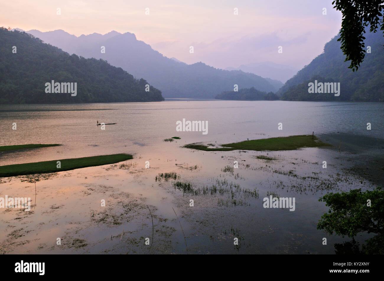 Ba essere lago al tramonto, Ba essere National Park, Nord Vietnam Foto Stock