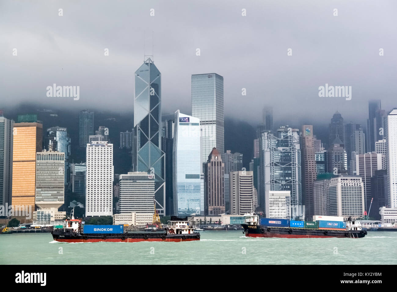 Asia, a sud-est, Repubblica Popolare Cinese, Hong Kong. Una vista della città dal traghetto dalla penisola di Kowloon (Tsim Sha Tsui) all'Isola di Hong Kong. Foto Stock