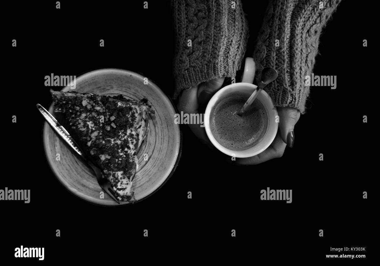 Caffè perfetto con torta in bianco e nero di sfondo alimentare Foto Stock