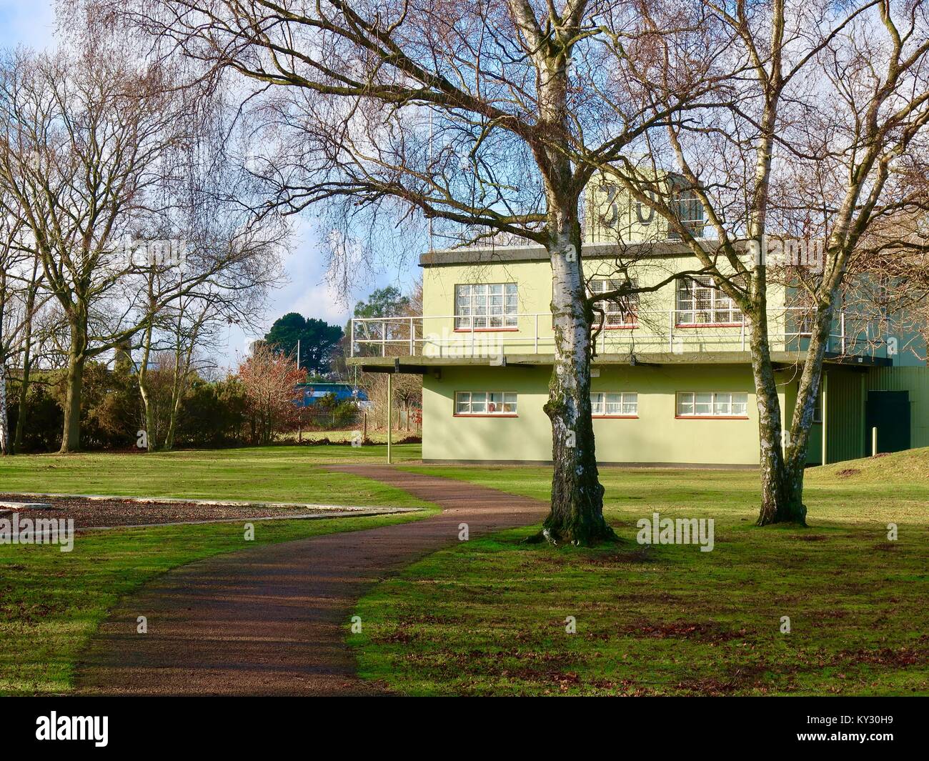 Guerra Mondiale 2 RAF Martlesham Heath torre di controllo su un luminoso giorno di sole nel Suffolk, Regno Unito. Ora utilizzato come una comunità / scuola di pre impianto e museo. Foto Stock