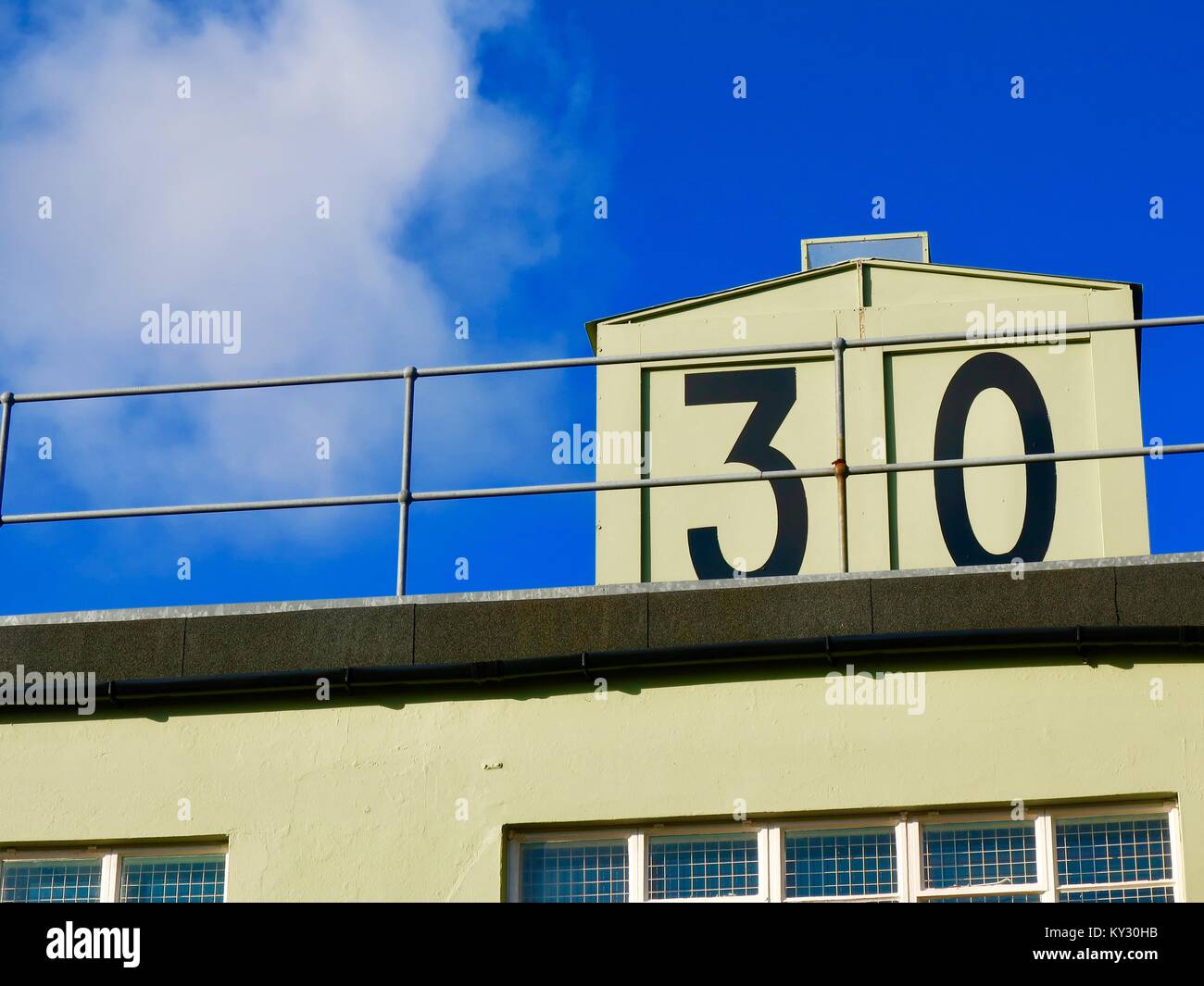 Guerra Mondiale 2 RAF Martlesham Heath torre di controllo su un luminoso giorno di sole nel Suffolk, Regno Unito. Ora utilizzato come una comunità / scuola di pre impianto e museo. Foto Stock