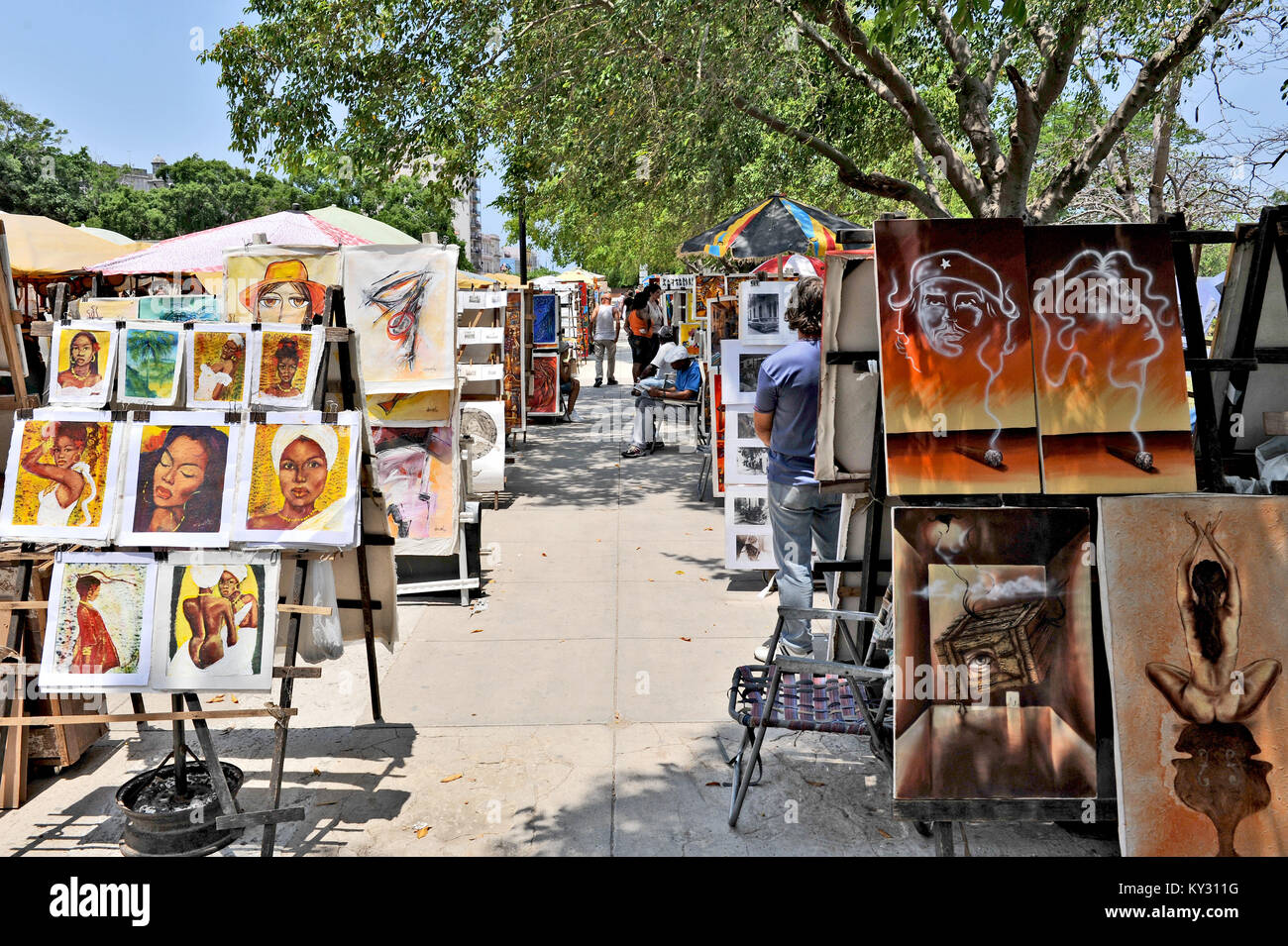 L'Avana, Cuba, 6 maggio 2006. Dipinti per la vendita nel mercato principale all'Avana il 6 maggio 2006. Foto Stock