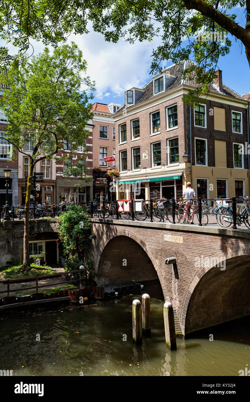 Centro di Utrecht canali. Caffetterie e ristoranti. Le biciclette parcheggiate. Foto Stock