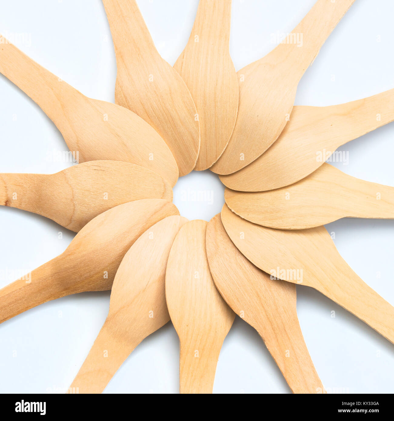 Cucchiaio di legno round composizione su sfondo bianco Foto Stock