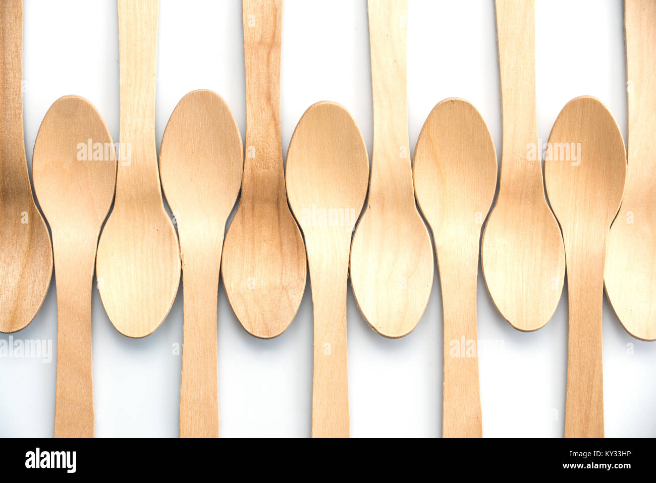 Il cucchiaio di legno la composizione su sfondo bianco Foto Stock