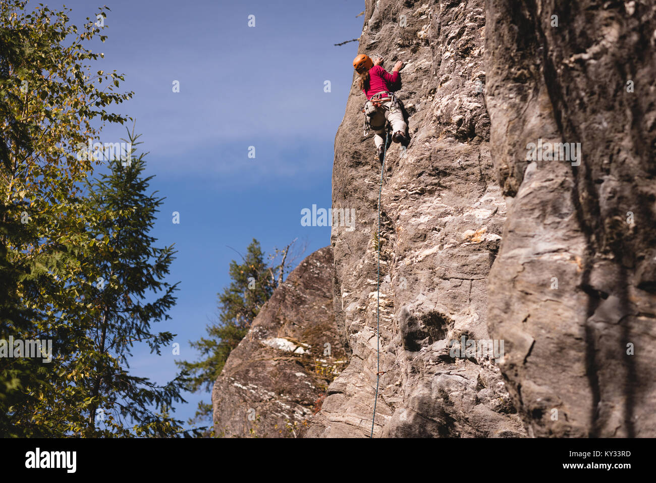 Scalatore femmina salire la montagna rocciosa Foto Stock