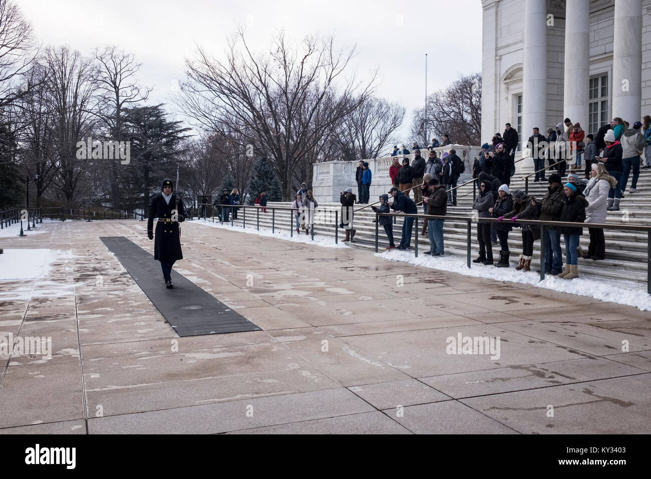 I visitatori osservano la guardia d'onore presso la tomba del milite ignoto al Cimitero Nazionale di Arlington, in Virginia, Stati Uniti d'America Foto Stock