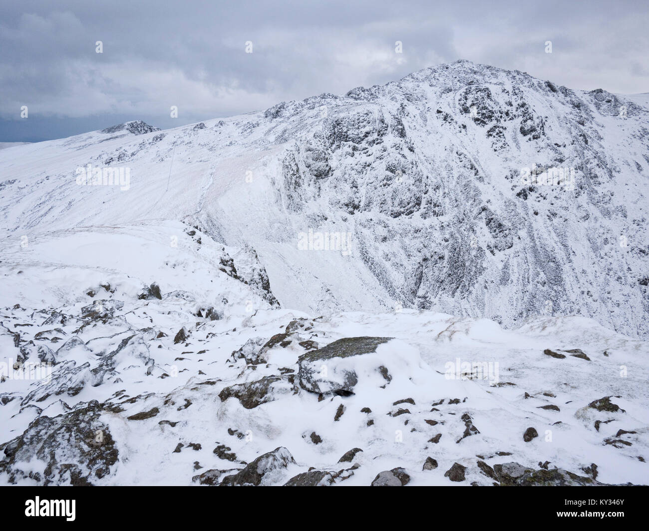 Vista Penygadair, il vertice di Cadair Idris, da Craig Cau in condizioni invernali. Parco Nazionale di Snowdonia, il Galles del Nord. Foto Stock