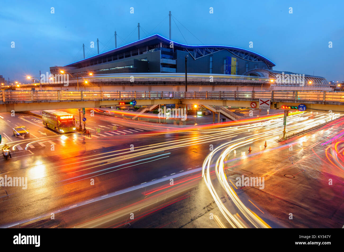 Una veduta notturna di Taipei Nangang Exhibition Center Station Foto Stock