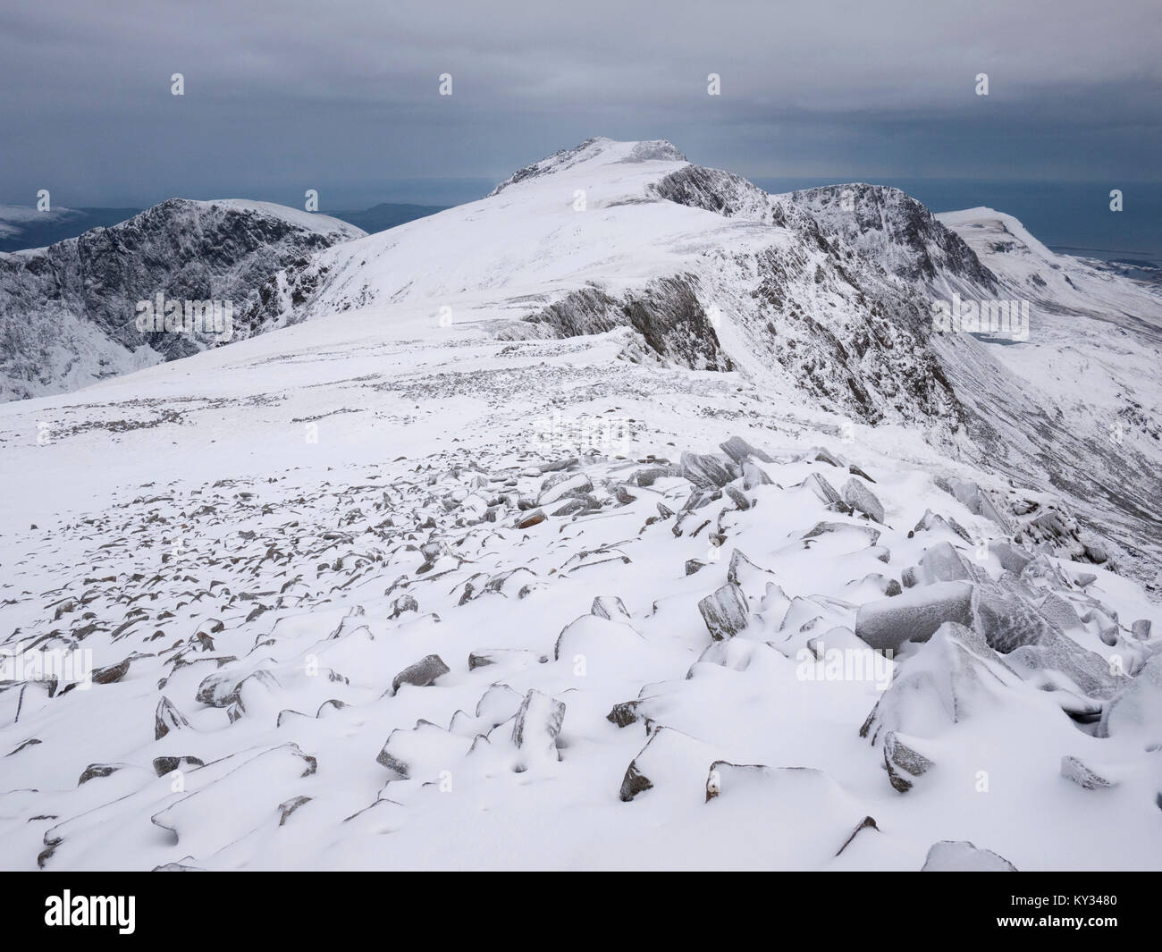 Vista Penygadair, il vertice di Cadair Idris, da Mynydd Moel in condizioni invernali. Parco Nazionale di Snowdonia, il Galles del Nord. Foto Stock