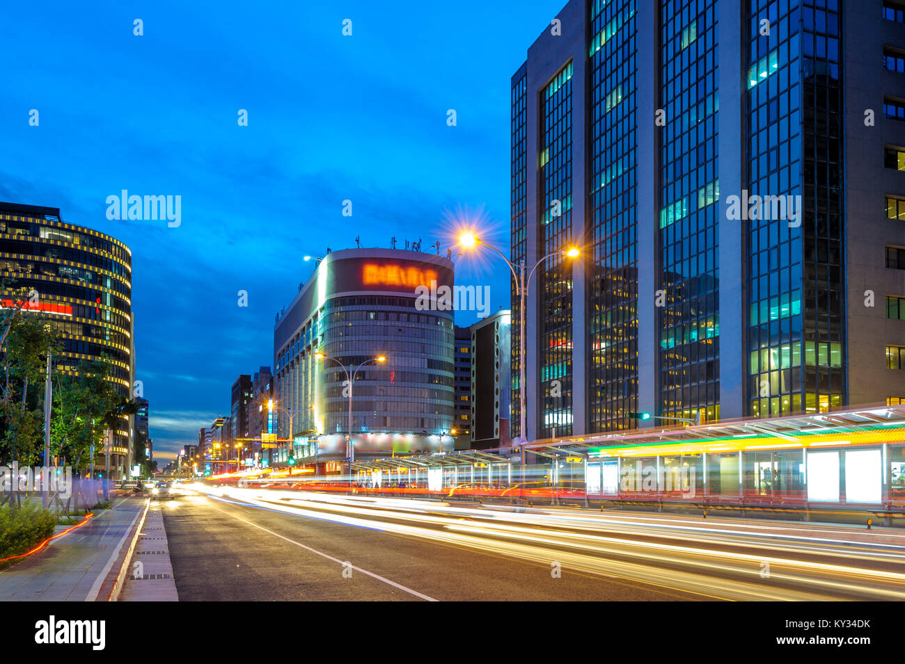 Vista notturna della città di Taipei con percorsi di traffico Foto Stock