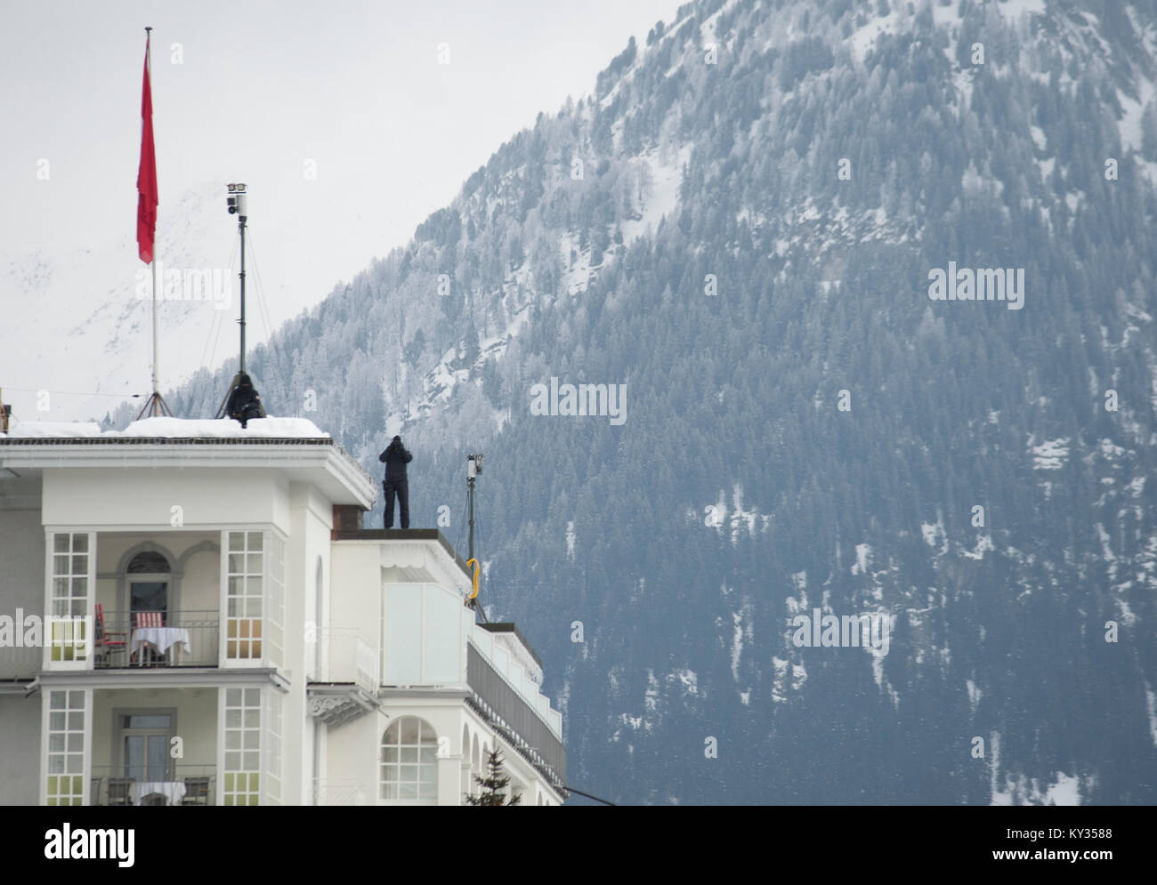 Ufficio federale di polizia sono cecchini custodendo le strade di Davos dal tetto del grand hotel Belvedere di Davos, in Svizzera, durante il Forum Economico Mondiale (WEF) il 25 gennaio 2013. Ogni anno, massiccia precauzioni di sicurezza per il WEF girare la Svizzera piccolo villaggio alpino di Davos in una fortezza. Foto Stock