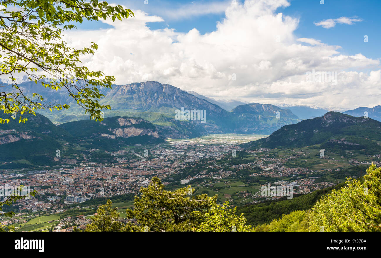 Vista sulla città di Trento, Italia, da Marzola montagna.paesaggio a molla Foto Stock