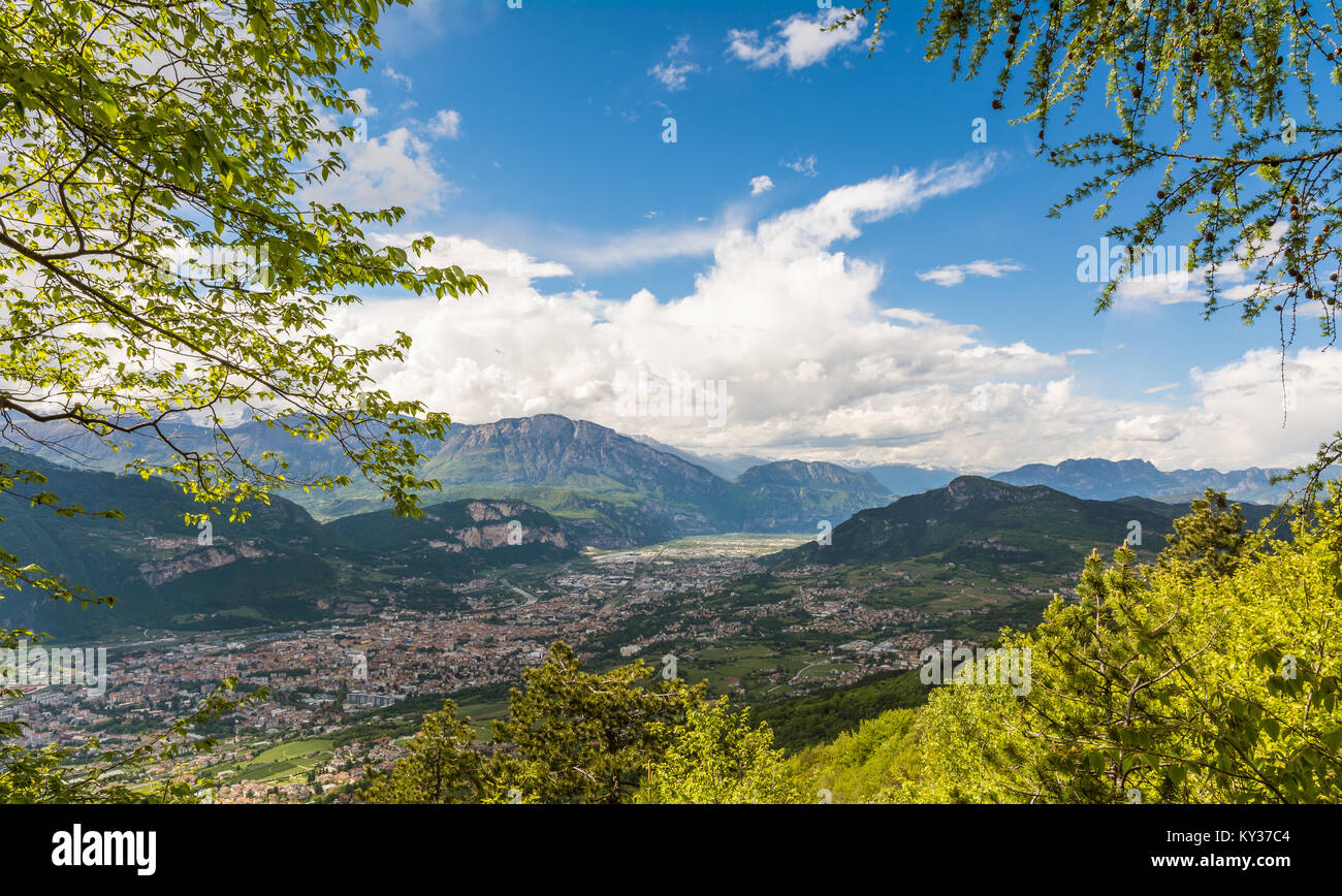 Vista sulla città di Trento, Italia, da Marzola montagna.paesaggio a molla Foto Stock