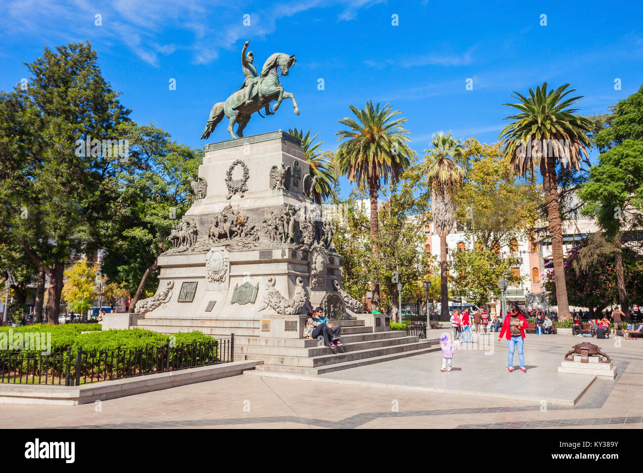 Monumento generale di jose de san martin sulla plaza san martin ...