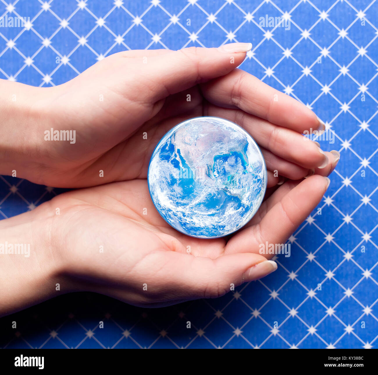 Salvare il pianeta concetto con mano umana tenendo piccolo pianeta Terra- elementi di questa immagine fornita dalla NASA Foto Stock