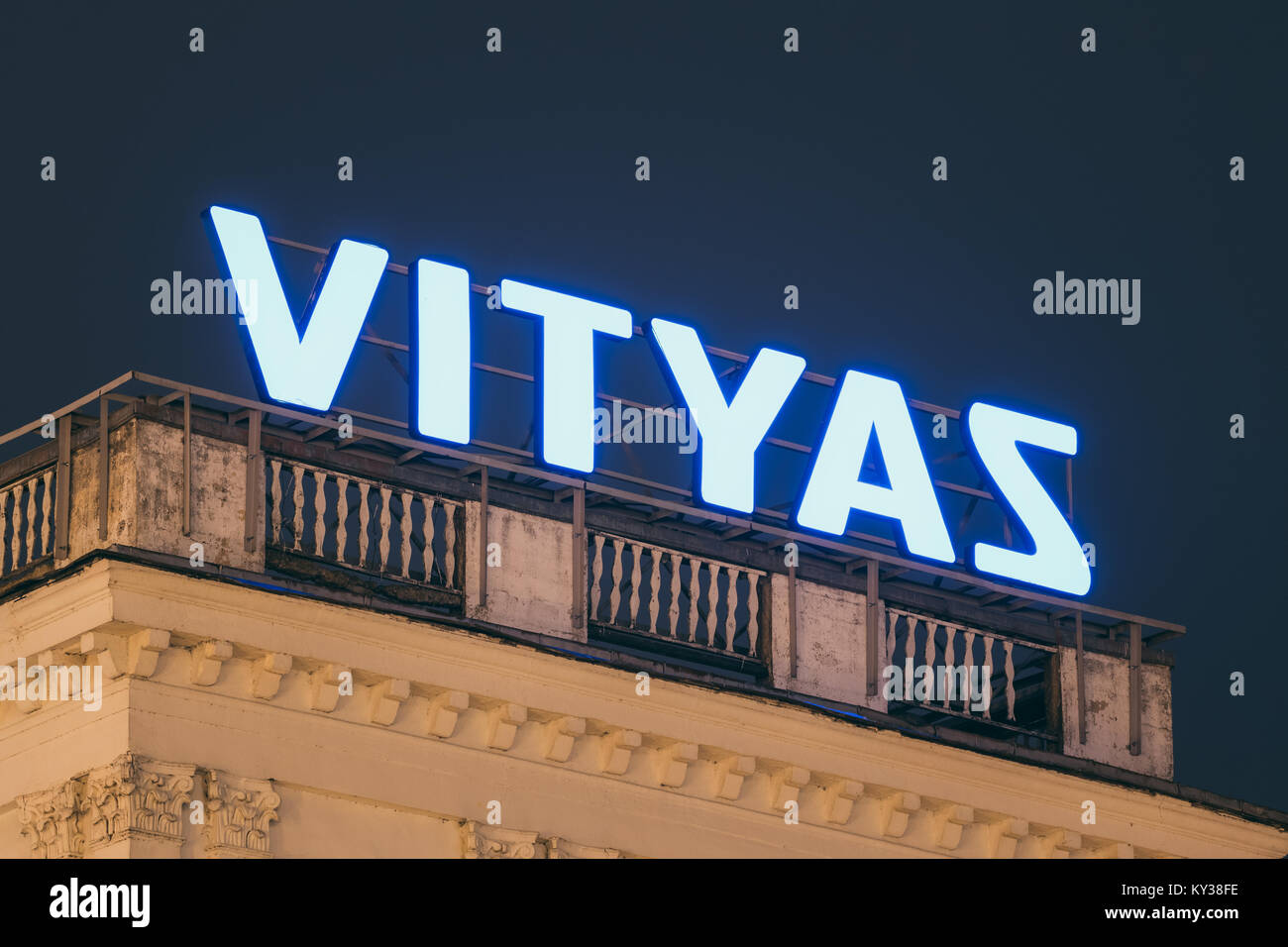 Vitebsk, Bielorussia - 13 Febbraio 2017: il Logo logotipo cartello di Vityaz sul tetto dell'edificio. Società bielorussa che rende i televisori e Home Applia Foto Stock