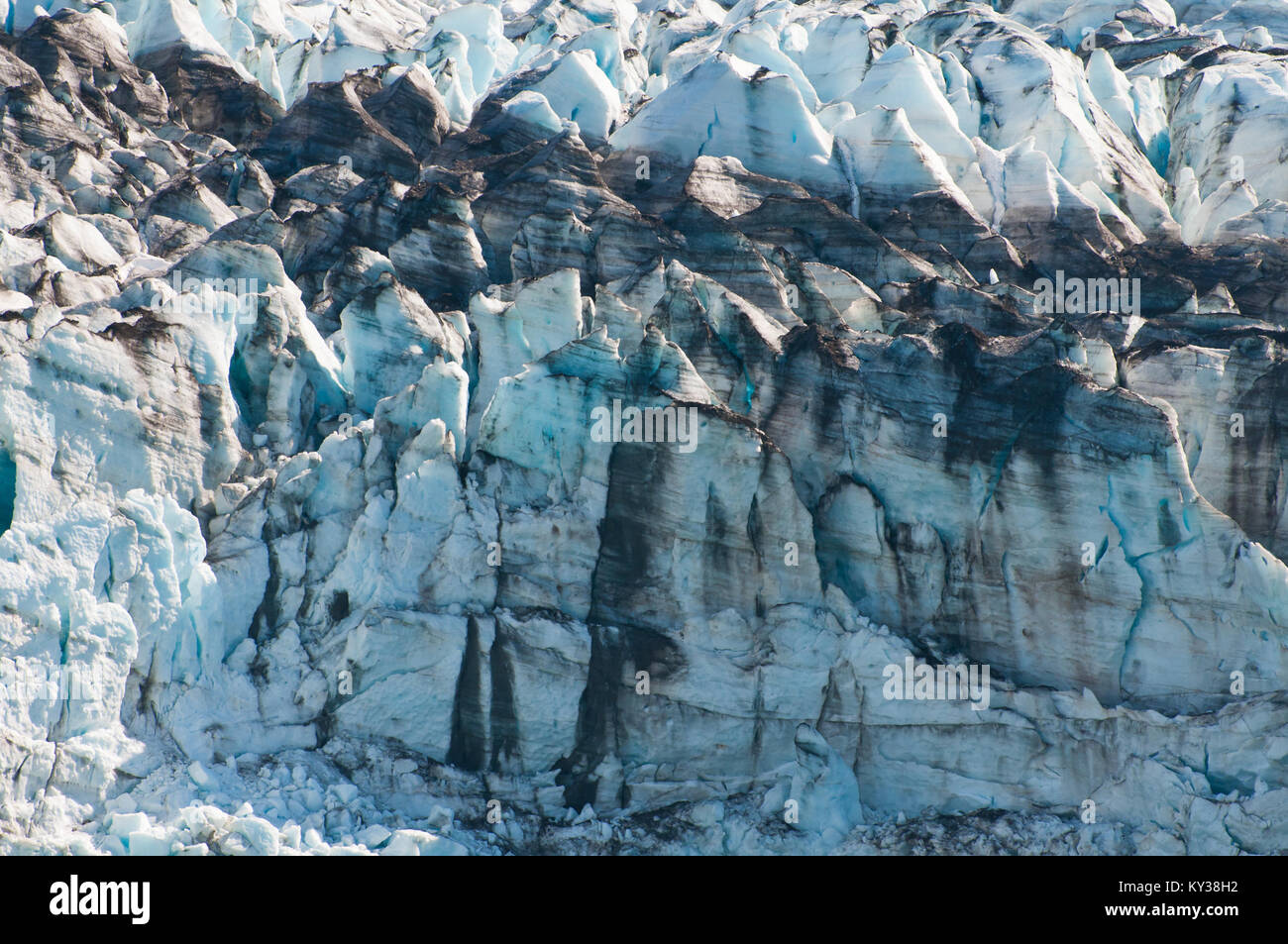 Vista dettagliata del nero segni di stress nel ghiacciaio Lamplugh formata dalla compressione del ghiaccio. Foto Stock