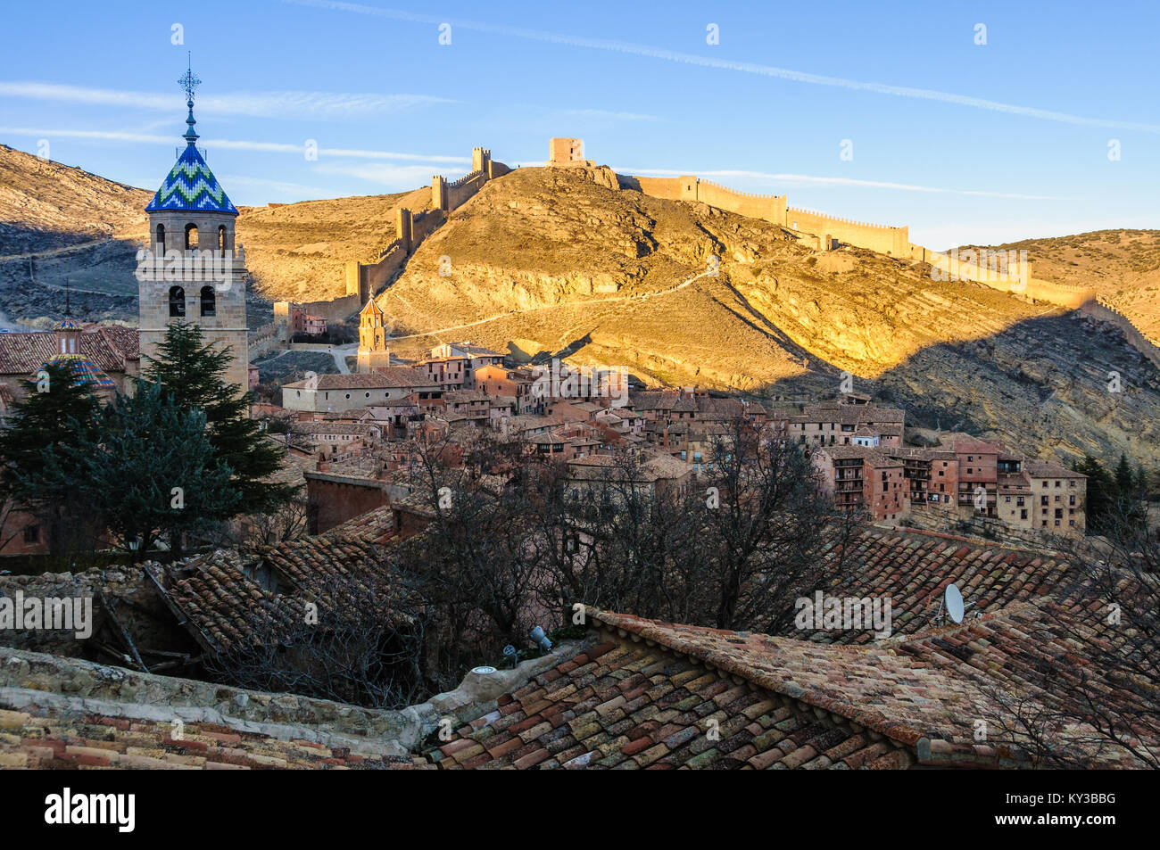 Vista panoramica del borgo e del castello in Albarracin, Aragona, Spagna Foto Stock