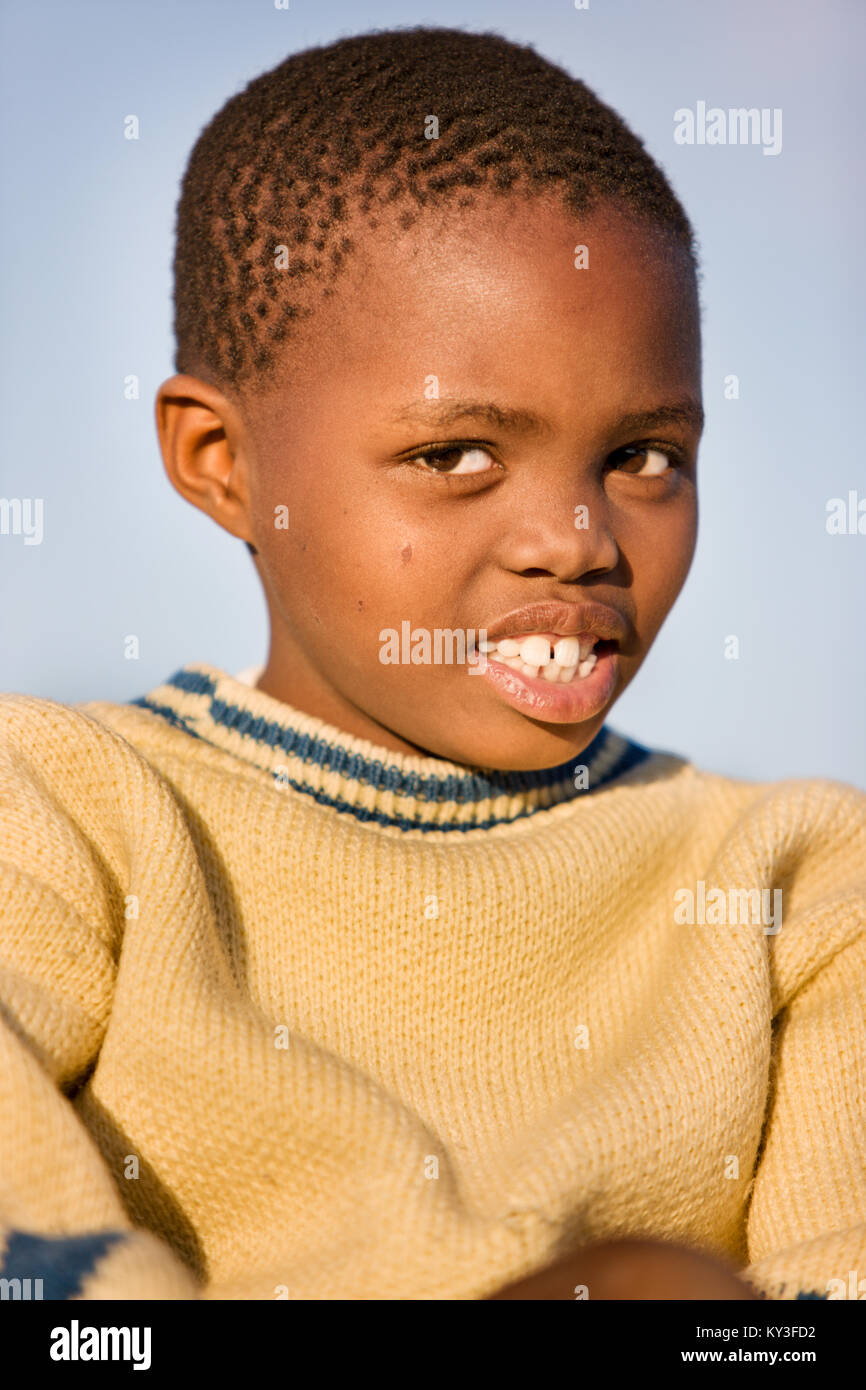 Motswana bambino sorridente contro lo sfondo del cielo Foto Stock