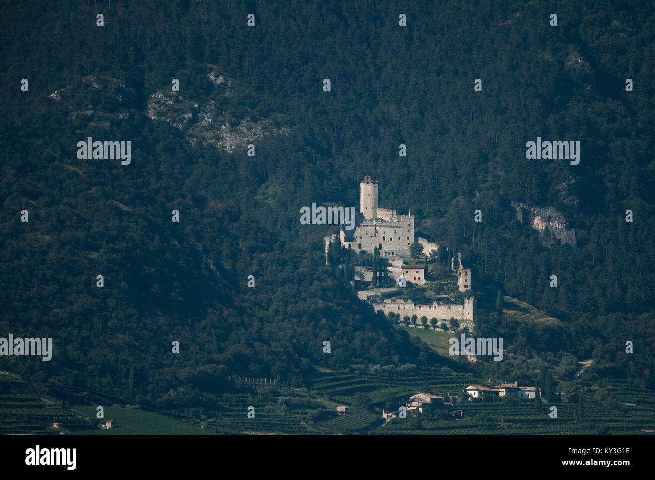 Il romanico il Castello di Sabbionara di Avio, Trentino-Alto Adige, Italia. 8 agosto 2016 © Wojciech Strozyk / Alamy Stock Photo Foto Stock