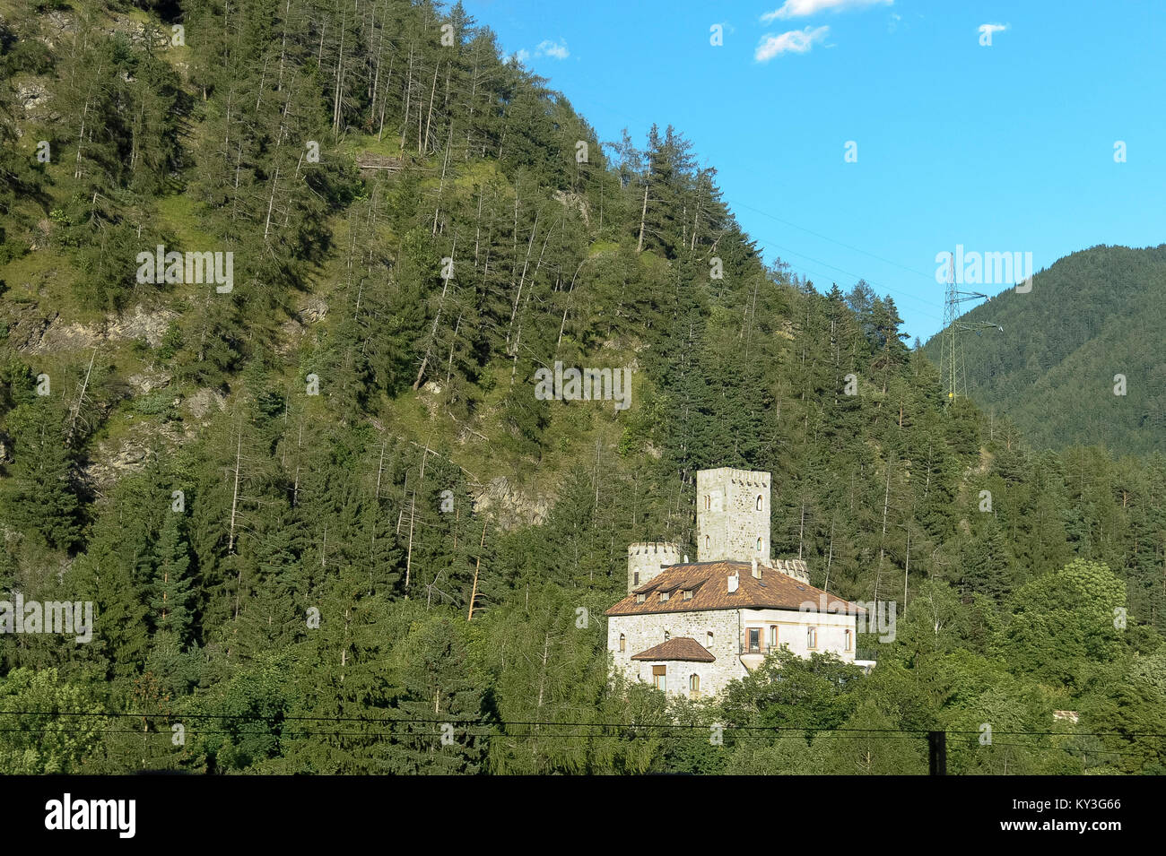 Il romanico Castel Guelfo (Burg Welfenstein) nel Campo di Trens/Freienfeld, Trentino-Alto Adige, Italia. 8 agosto 2016 © Wojciech Strozyk / Stock Alamy P Foto Stock