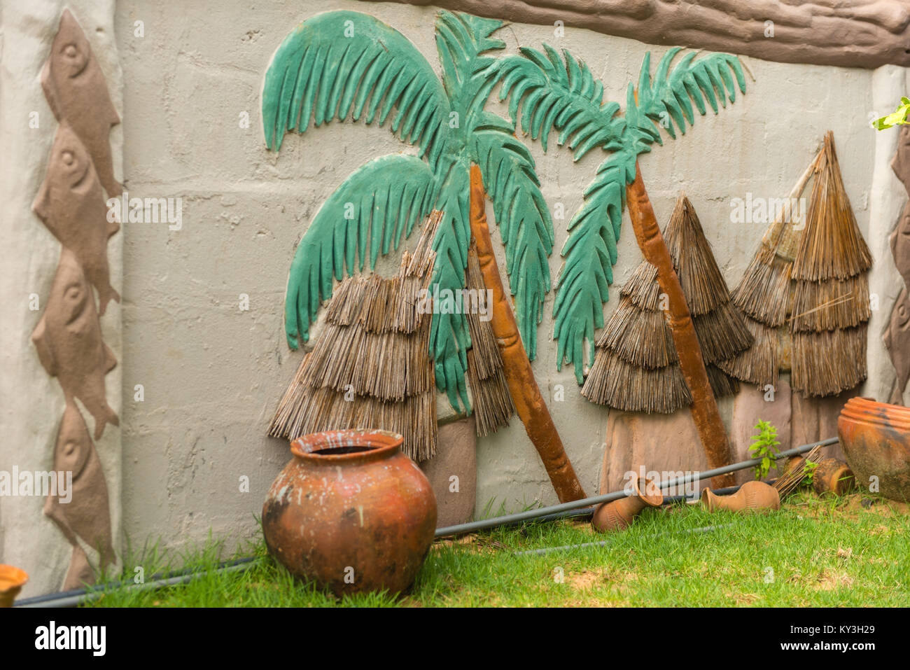 Vivere in un villaggio con case in paglia, iluustration della vita del Ghana, Aboringens Beach Resort, Keta, Volta Regione, Ghana, Africa Foto Stock