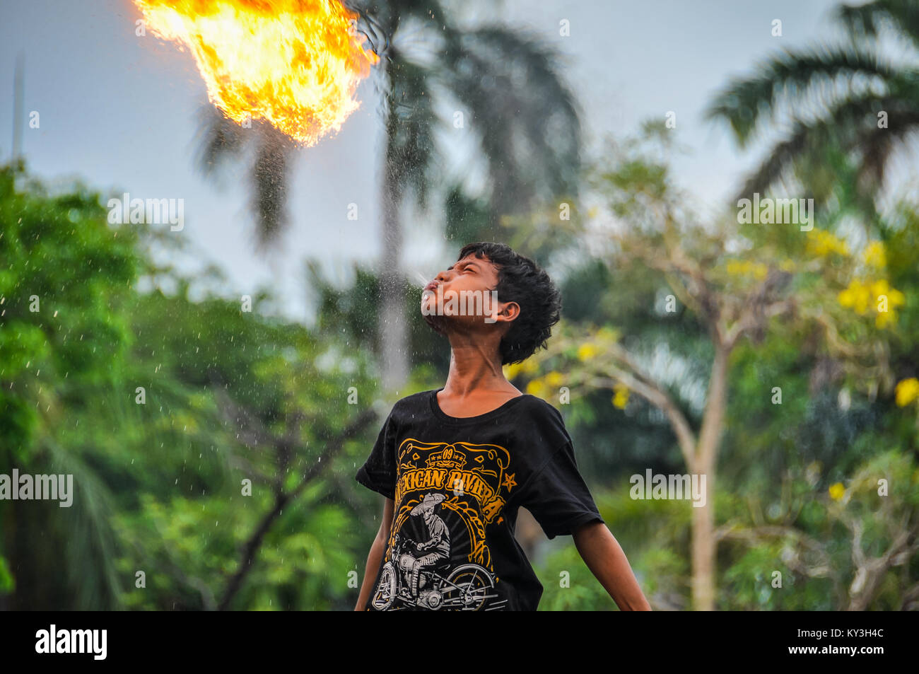 Fire-swallower boy in Piazza Fatahillah, Jakarta, Indonesia Foto Stock