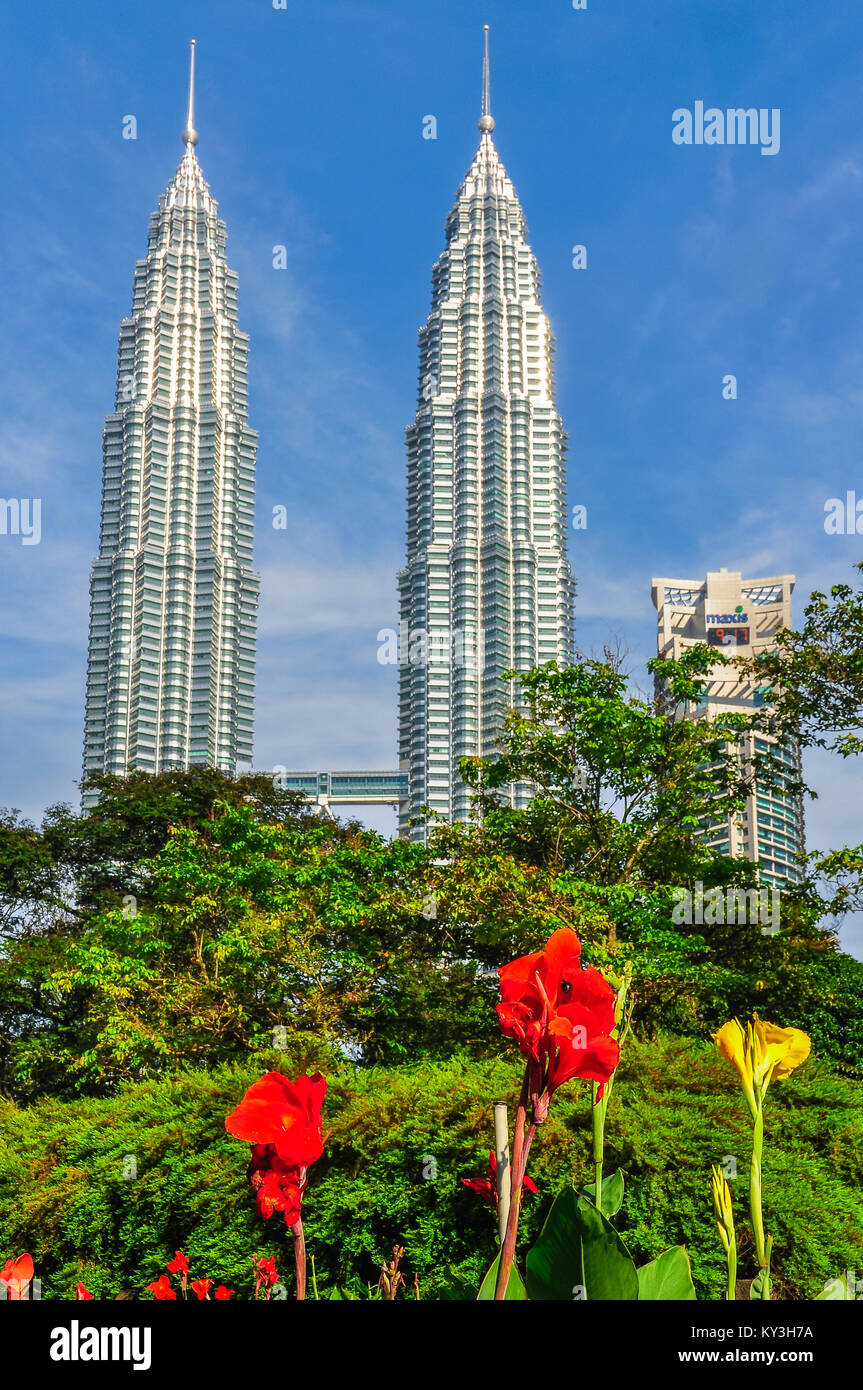 Le Torri Petronas nella cosmopolita città di Kuala Lumpur in Malesia Foto Stock