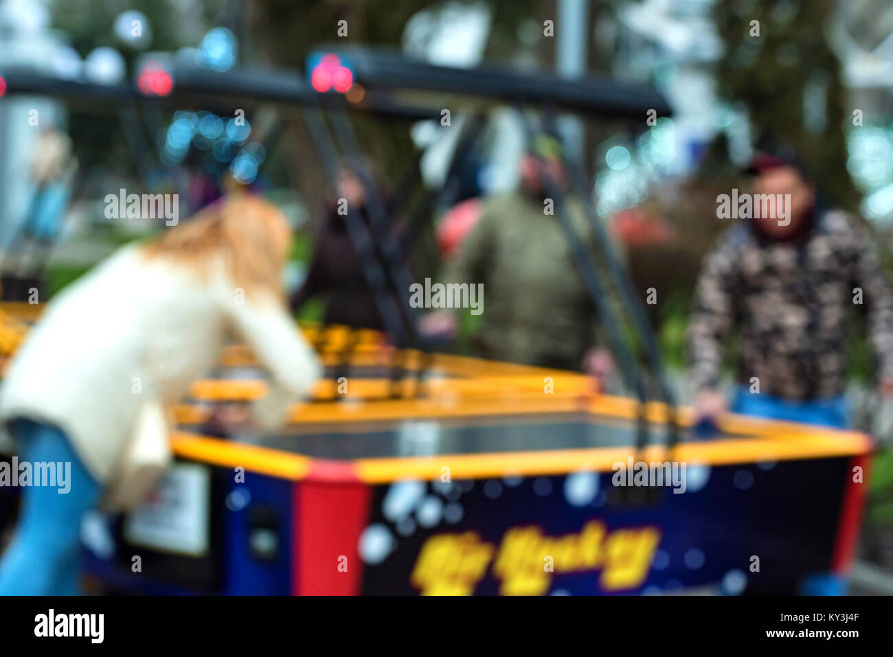 Sfocato giovane play air hockey all'aperto Foto Stock