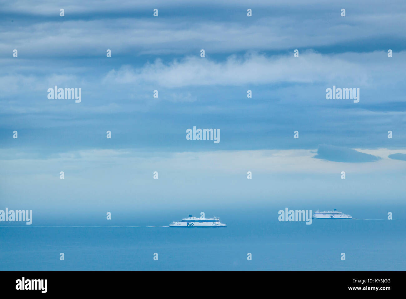 Barche appartenenti alla compagnia di navigazione P&O visto sotto un cielo tempestoso dal Cap Blanc Nez capezzagna (letteralmente il naso bianco Cape, nel nord della Francia) Foto Stock