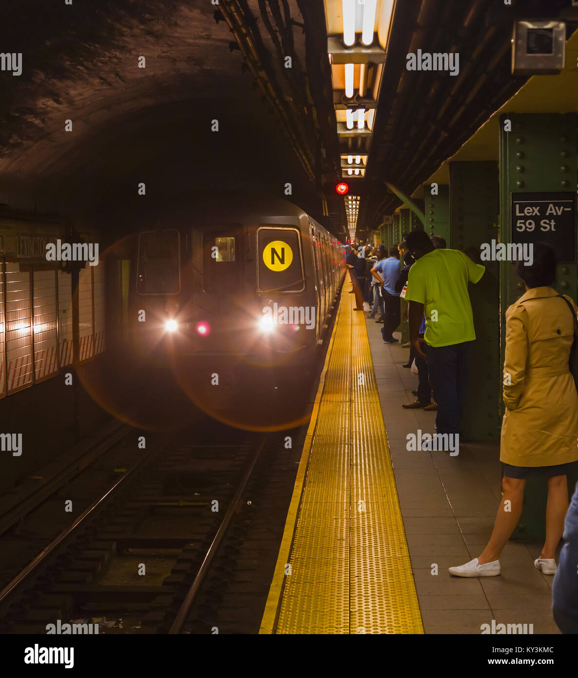 New York, nello Stato di New York, Stati Uniti d'America. In treno arrivando a Lexington Avenue di New York City metropolitana stazione. Foto Stock