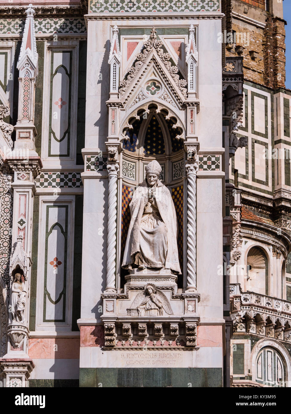 Scultura dell Arcivescovo di San Antonino a uno dei portali del Duomo di Firenze Foto Stock