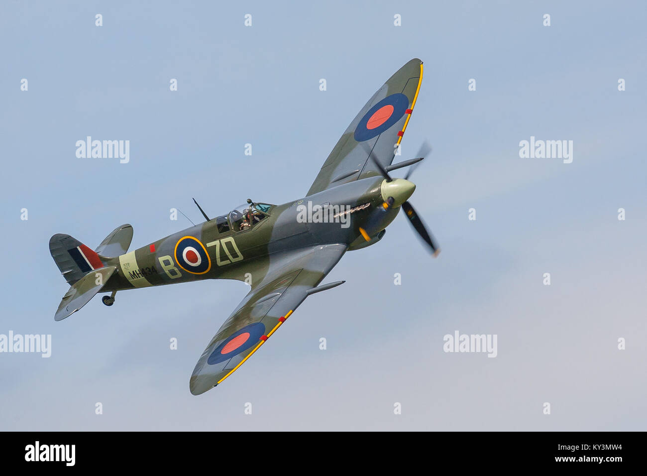 Il Supermarine Spitfire IXB MH434 in corrispondenza di dette ali e ruote display, Dunsfold, Surrey 2017 Foto Stock