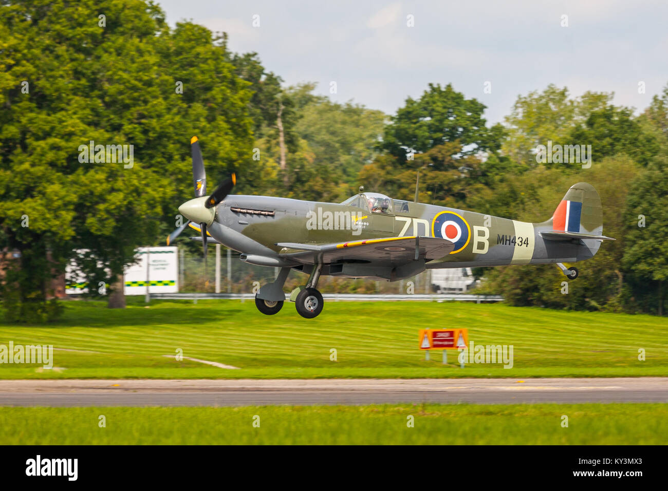 Il Supermarine Spitfire IXB MH434 lo sbarco in corrispondenza di dette ali e ruote display, Dunsfold, Surrey 2017 Foto Stock