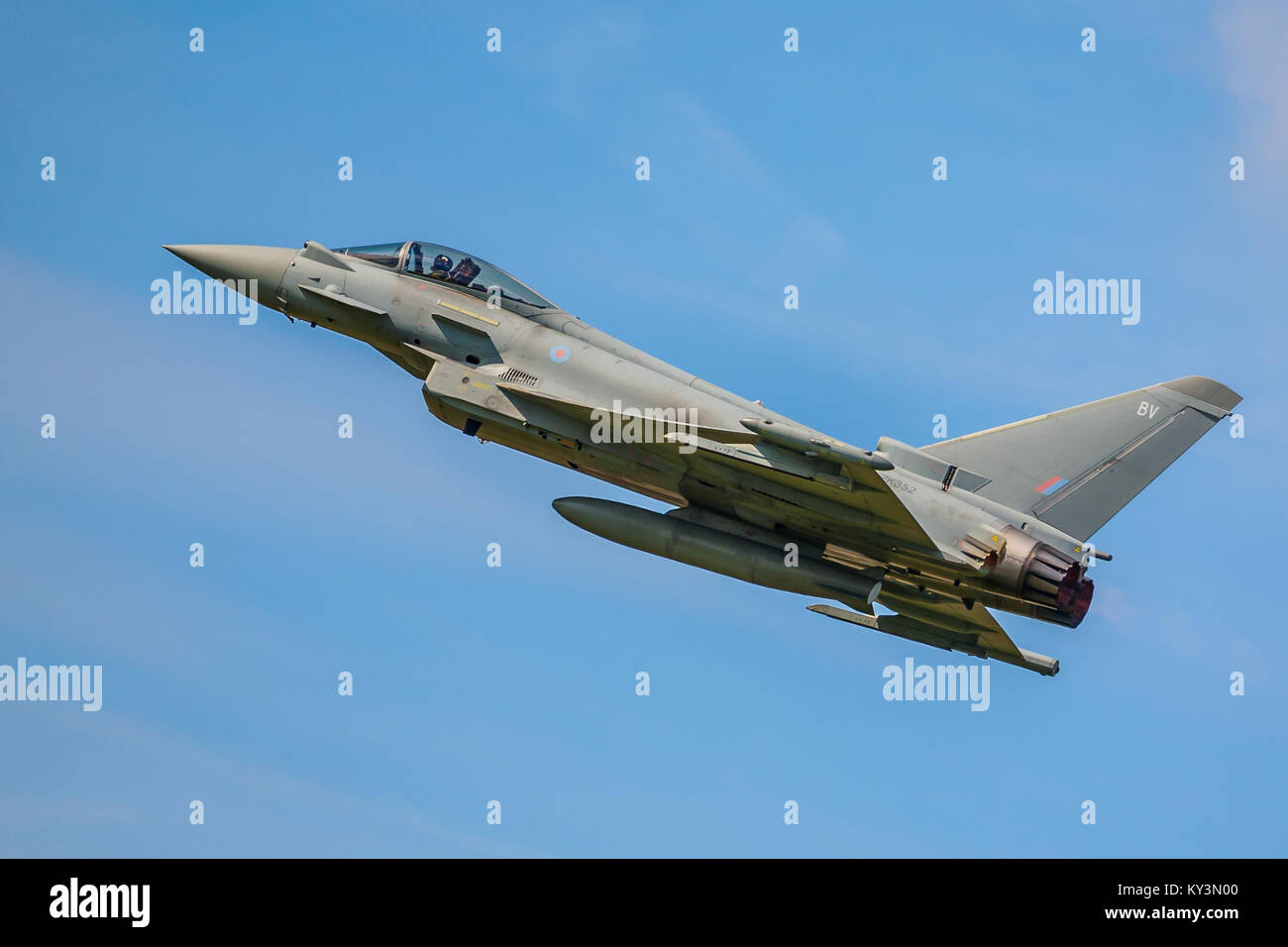 RAF Eurofighter Typhoon visualizzare in corrispondenza di dette ali e ruote display, Dunsfold, SURREY REGNO UNITO 2017 Foto Stock