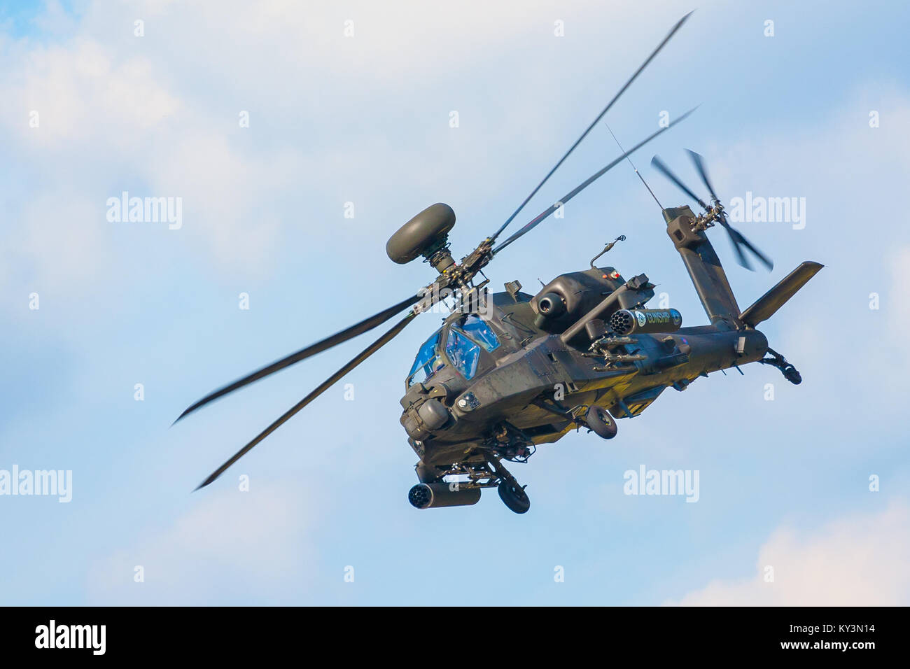 Elicottero Apache in corrispondenza di dette ali e ruote display, Dunsfold, Surrey 2017 Foto Stock