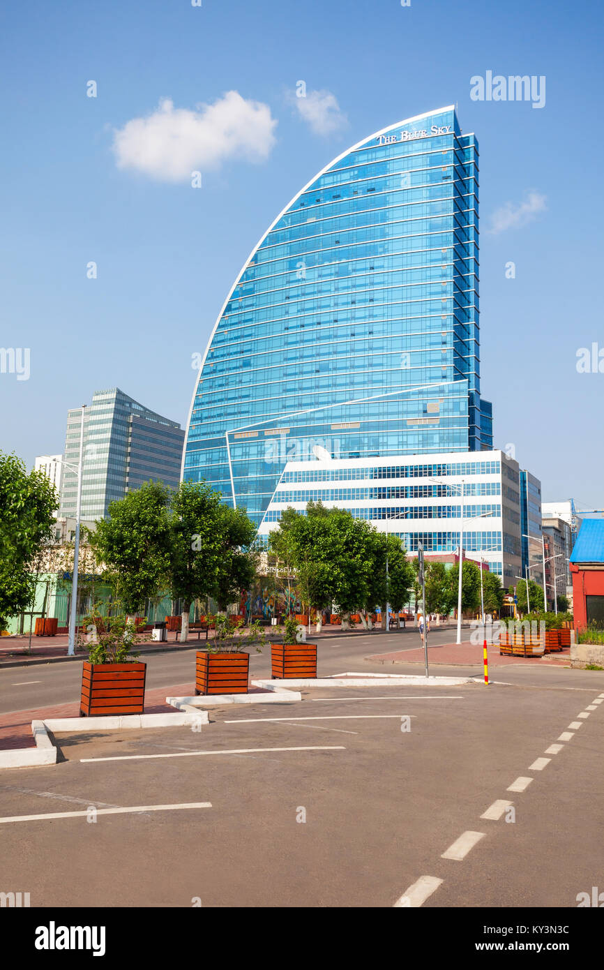 ULAANBAATAR, IN MONGOLIA - Luglio 12, 2016: il Blue Sky Tower si trova a Ulaanbaatar, in Mongolia. Il grattacielo è utilizzato come spazio per uffici, conferenze, un Foto Stock