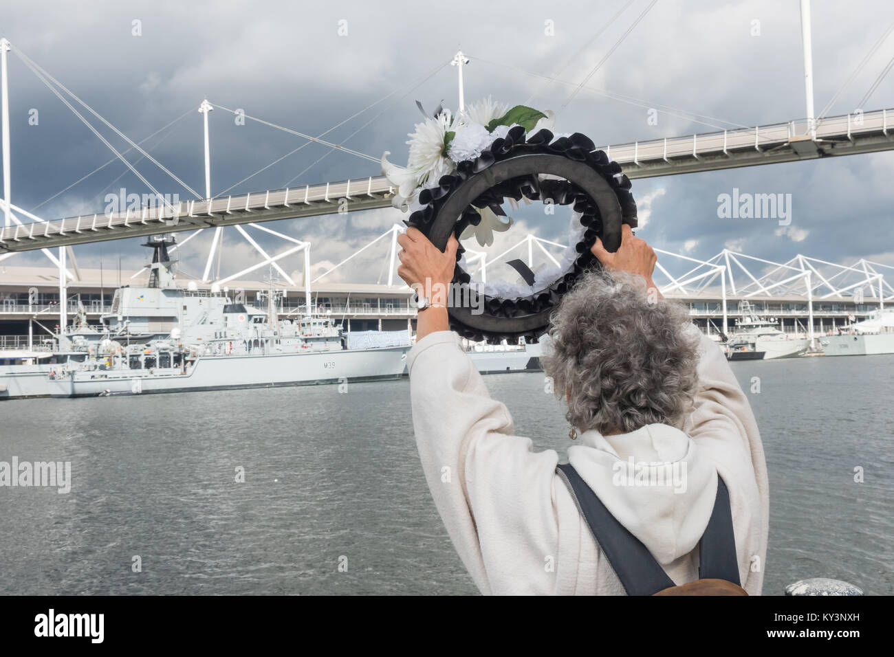 La zona Est di Londra contro le armi Fiere corona in ricordo delle vittime dei bracci fiera si tiene fino di fronte al Salone DSEi Arms fiera presso il centro Excel di fronte alla Royal Victoria Dock. Foto Stock