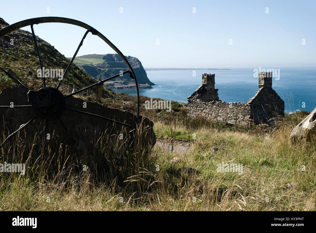 Vista da Nant Gwrtheyrn, la lingua gallese e il centro del patrimonio, Llyn Peninsula, Gwynedd, North Wales UK Foto Stock