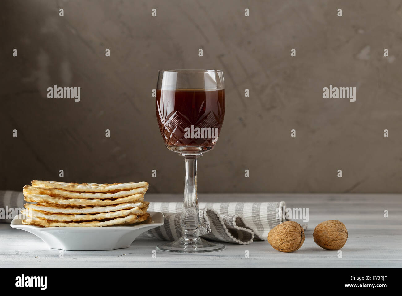 Un Matzah ebraico con pane e vino. Pasqua il concetto di vacanza Foto Stock