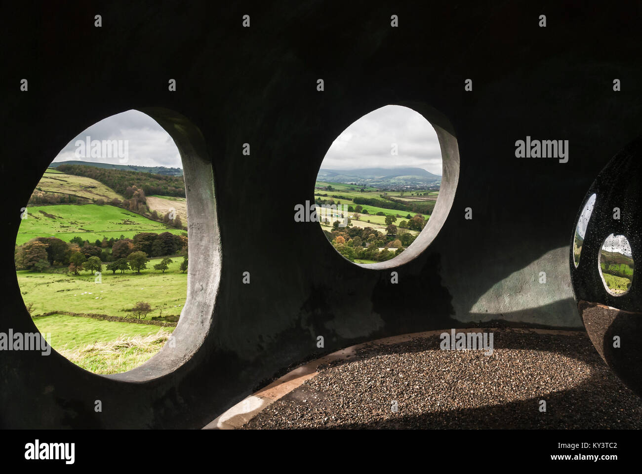 Guardando fuori attraverso la campagna dall'interno del 'l'Atomo', un panopticon, sopra Wycoller in Lancashire, Inghilterra. 11 ottobre 2008 Foto Stock