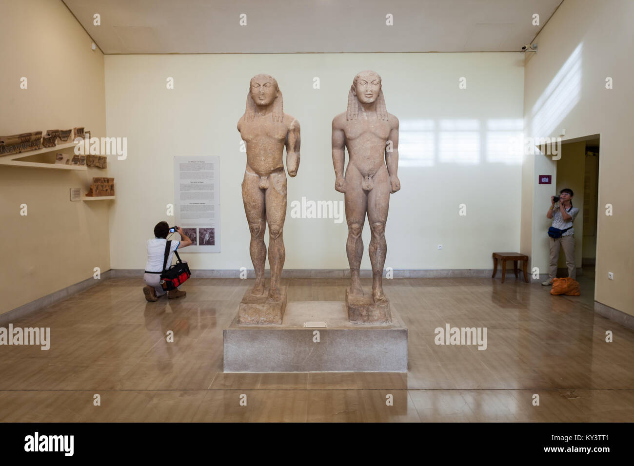 DELPHI, Grecia - 15 ottobre 2016: le statue gemelle da Polymedes di Argos o Kleobis e Biton a Delphi Museo Archeologico. Delphi è stato un importa Foto Stock