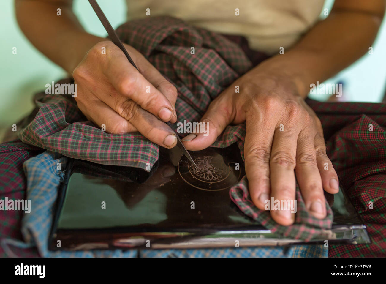 Donna birmano a lavorare in una fabbrica di lacca di Bagan, Myanmar. Laccati include scatole, vasellame, pulsanti, piastre etc Foto Stock