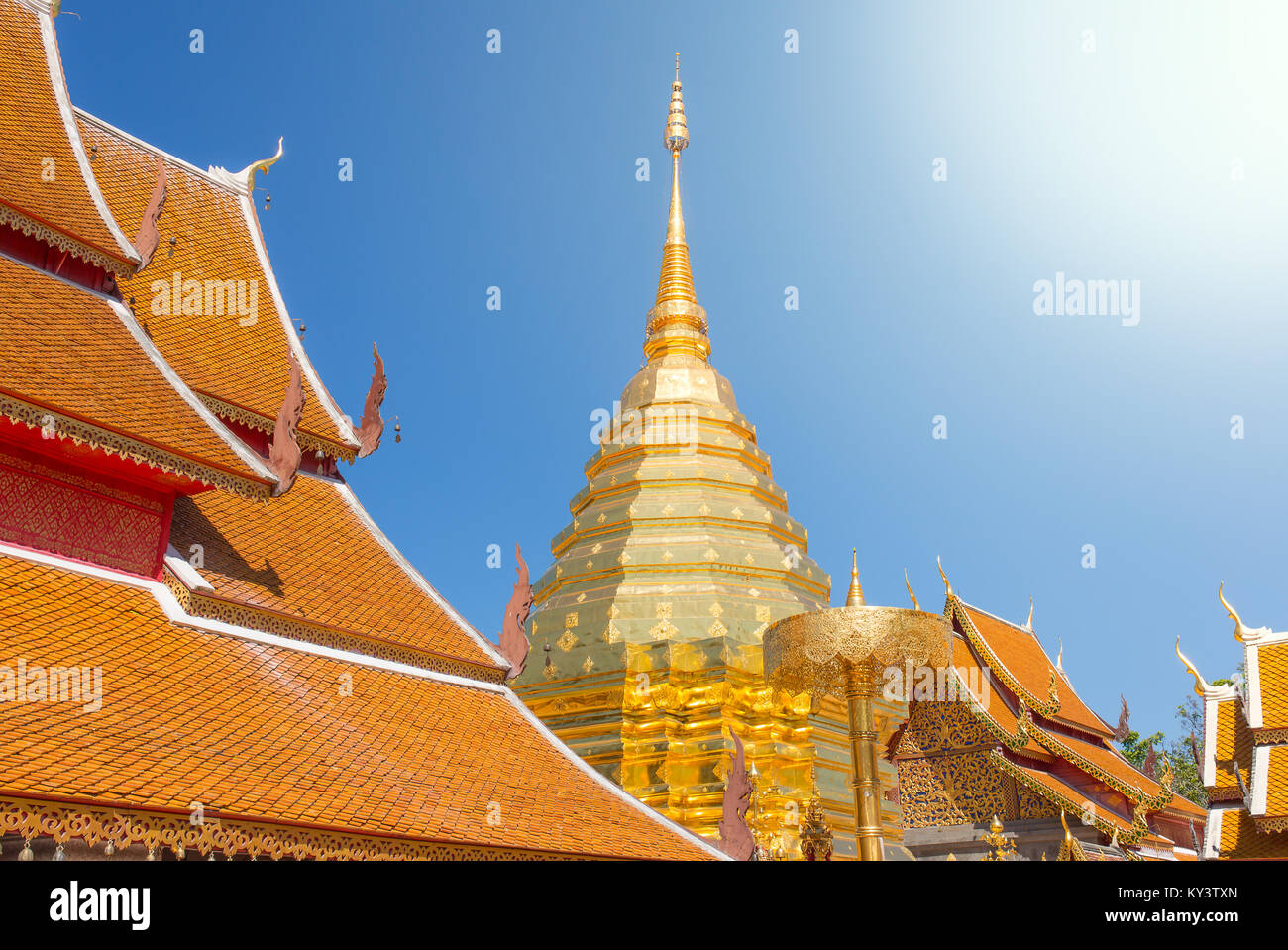 Golden chedi (stupa) e ombrello in Wat Phra That Doi Suthep Temple, Chiang Mai, Thailandia Foto Stock